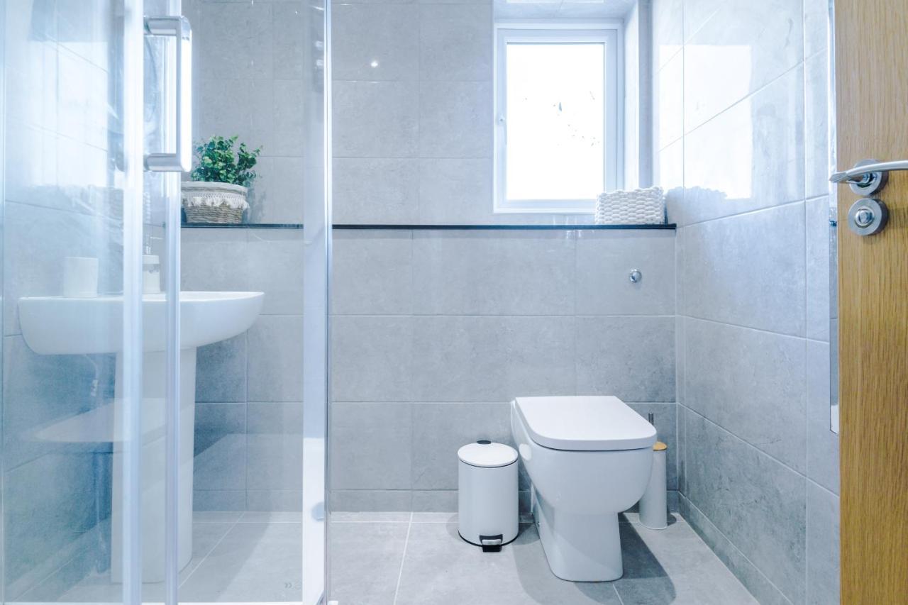 Stunning 2 Bed Apt By Greenstay Serviced Accommodation - Located In Formby Village - Perfect For Short & Long Stays - Couples, Friends & Families & Business Travellers All Welcome - Dog Friendly - 7 Zewnętrze zdjęcie